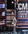 Taylor Swift kembali menjadi sorotan fansnya lantaran gossip hamil yang menerpa dirinya. Lewat acara Country Music Association (CMA) Awards 2016, Taylor membantah kabar tak benar itu. (AFP/Bintang.com)