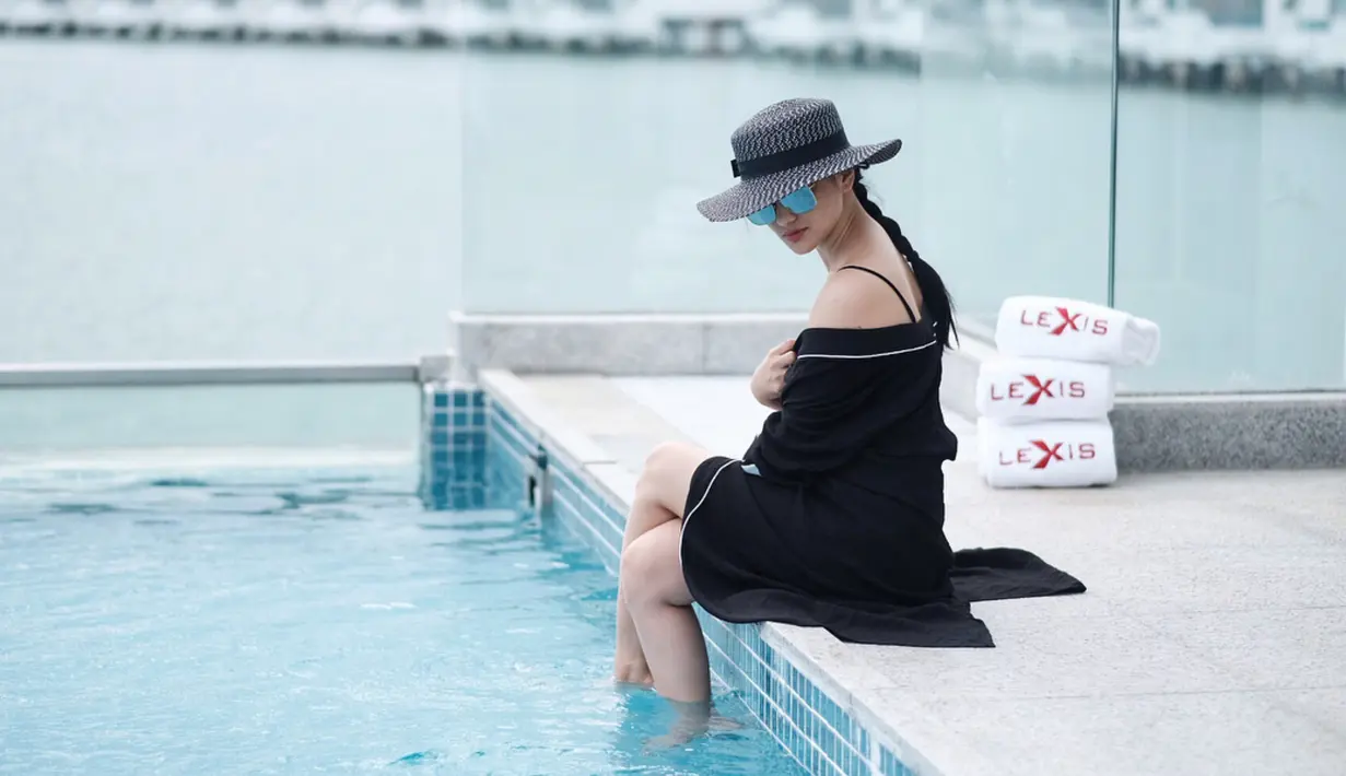 Istri dari Ibnu Jamil ini pun memiliki topi dalam berbagai macam model yang dapat menyesuaikan dengan outfitnya. Sehingga penampilannya pun makin oke dan stylish. (Liputan6.com/IG/ririnekawati)