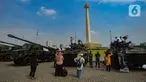 Sebanyak 125 unit alat utama senjata (alutsista) dari tiga matra TNI (AL, AU, dan AD) dipamerkan dalam rangka memeriahkan HUT ke-78 TNI di Lapangan Monumen Nasional (Monas) Jakarta, Minggu (24/9/2023). (merdeka.com/Arie Basuki)