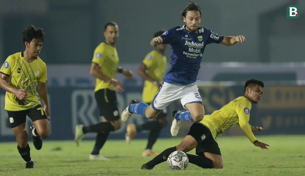 Marc Klok menjadi penentu kemenangan Persib Bandung atas Barito Putera 1-0 pada pekan pertama BRI Liga 1 2021/2022 melalui aksi tendangan bebasnya pada menit ke-85. Gol tersebut menjadi lebih berkesan karena dicetak pada laga debutnya bersama Maung Bandung. (Foto: Bola.com/M. Iqbal Ichsan)