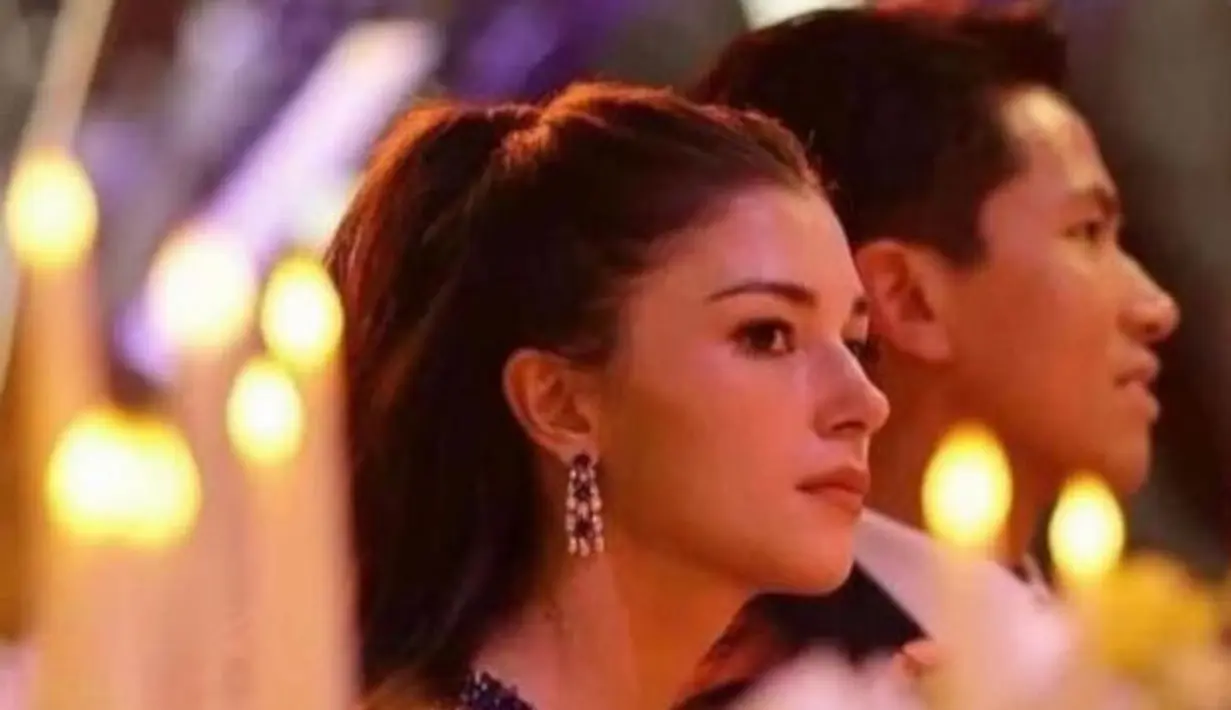 Melengkapi penampilannya dengan anting-anting airdrop dan makeup natural yang memancarkan aura seorang putri.  [@support.anishaik]