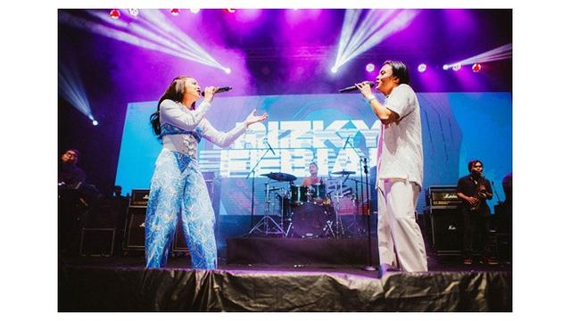 6 Potret Mahalini Raharja Manggung Bareng Rizky Febian, Selalu Tampil Mesra