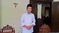 Presiden ke-7 RI Jokowi menanggapi soal upacara HUT ke-80 RI digelar di Jakarta, Jumat (18/7).(Liputan6.com/Fajar Abrori)
