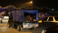 Pemudik dengan kendaraan bak terbuka antre saat akan masuk gerbang Tol Cikopo, Jawa Barat, Jumat (1/7). Pada H-5 Lebaran, sejumlah kendaraan sudah mulai memadati Tol Cipali untuk mudik ke arah Jawa Tengah. (Liputan6.com/Angga Yuniar)
