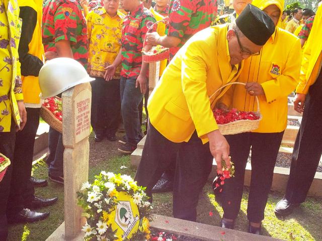 Peringati Hut Golkar Ical Tabur Bunga Di Tmp Kalibata News Liputan6 Com