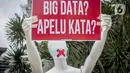 Sebuah manekin dan poster tuntutan saat dipajang di depan Polda Metro Jaya, Jakarta, Senin (21/3/2022). Aksi itu bentuk dukungan terhadap Haris Azhar dan Fatia Maulidiyanti saat menjalani pemeriksaan terkait kasus dugaan pencemaran nama baik Luhut Binsar Pandjaitan. (Liputan6.com/Faizal Fanani)