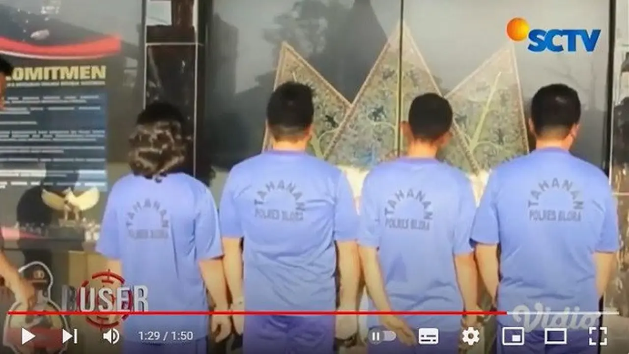 Empat orang pencuri ditangkap polisi lantaran menggondol tiang listrik beton di sejumlah wilayah di Blora, Jawa Tengah. (YouTube Liputan6)