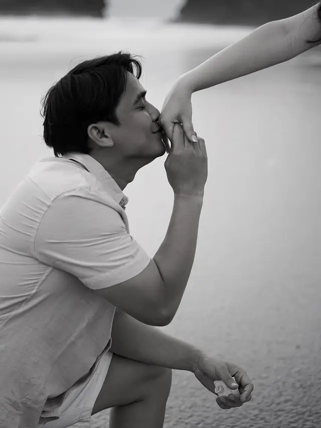 Billy Syahputra Lamar Kekasih di Pantai Bali, 6 Potret Romantisnya Bikin Baper
