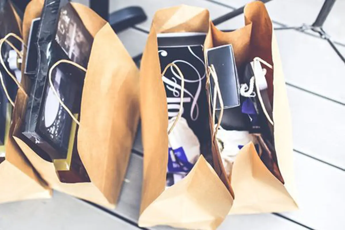 Beli oleh-oleh, ribet milihnya/Copyright: pexels.com