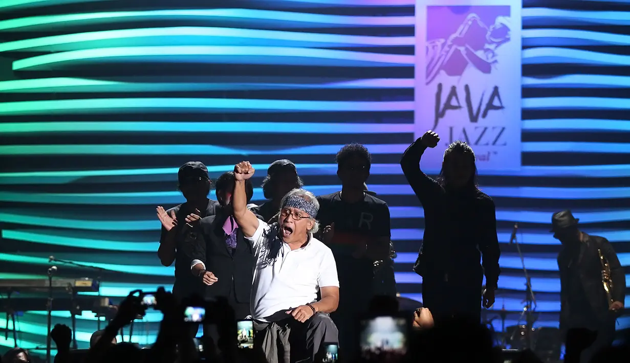 Menutup aksi malam terakhir Java Jazz Festival 2017, Iwan Fals bersama Maurice Brown dan Kirk Whalum membawakan lagu Kuda Lumping. (Bambang E. Ros/Bintang.com)