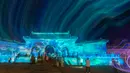 Wisatawan menikmati sebuah pertunjukan cahaya di kawasan wisata Istana Yuxu di Gunung Wudang, Provinsi Hubei, China tengah, pada 14 September 2020. (Xinhua/Du Huaju)