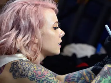 Seniman Megan Massacre membuat tato saat berpartisipasi dalam "New York Ink" di edisi 5 Konvensi Internasional Paradise Tatto, di San Antonio de Belen, San Jose, (8/5). Lebih dari 300 seniman tato berpartisipasi di acara ini.(AFP PHOTO/Ezequiel Becerra)