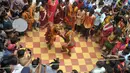 Sejumlah seniman menari saat festival tradisional 'Bonalu' di Kuil Sri Ujjaini Mahankali, India (10/7). Bonalu adalah sebuah ritual persembahan sebagai tanda syukur kepada dewi Mahakali. (AFP Photo/Noah Seelam)