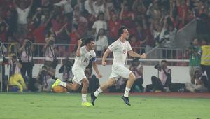 Timnas Indonesia membungkam Filipina 2-0 pada laga terakhir Grup F putaran kedua kualifikasi Piala Dunia 2026 Zona Asia di Stadion Utama Gelora Bung Karno (SUGBK) Senayan, Jakarta, Selasa (11/6/2024) lewat dua gol dari Thom Haye (32') dan Rizky Ridho (56'). Mengoleksi 10 poin di klasemen akhir dan tak mungkin lagi dikejar Vietnam, Thom Haye dkk finis di posisi runner-up Grup F dan memastikan melaju ke putaran ketiga bersama Irak sang pemuncak klasemen. Hasil ini juga memastikan pasukan Shin Tae-yong menggenggam satu tiket ke putaran final Piala Asia 2027. (Bola.com/M Iqbal Ichsan)