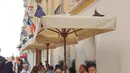 Setelah berfoto-foto di stadion klub sepakbola Juventus, Krisdayanti dan keluarga kecilnya itu menikmati waktu makan mereka di depan bangunan khas bergaya Eropa itu. (Liputan6.com/IG/raullemos06)