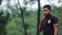 Gelandang Persija Jakarta, Ramdani Lestaluhu, mengungkapkan pengalamannya menjadi pelatih akademi. (dok. Persija Jakarta)