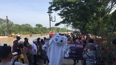 Maskot Piala Dunia 2022, La'eeb menyapa warga saat mengunjungi CFD Menara Pandang di kota Banjarmasin. Minggu (30/10/2022) pagi. Kedatangan La'eeb ini menambah kemeriahan jelang bergulirnya Piala Dunia 2022 pada November mendatang. (FOTO: Dok. SCM)