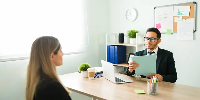 10 Kesalahan Gestur Wawancara Kerja Ini Bikin Kandidat Gagal, Menurut Pakar Karier