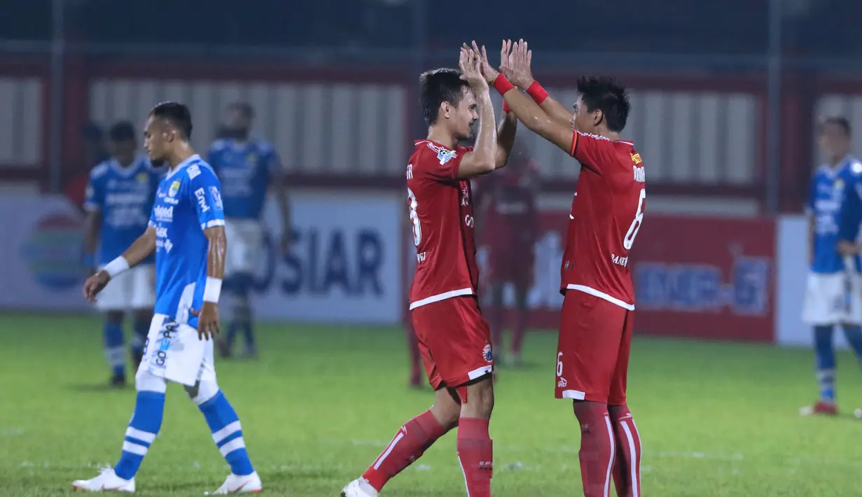 Pemain Persija, Maman Abdurrahman (kanan) bersama Rezaldi Hehanusa merayakan kemenangan atas Persib pada lanjutan Go-Jek Liga 1 Indonesia 2018 bersama Bukalapak di Lapangan PTIK, Jakarta, Sabtu (30/6). (Liputan6.com/Helmi Fithriansyah)