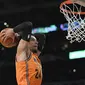 Aksi pemain Tim Dunia asal Memphis Grizzlies, Dillon Brooks, pada pertandingan Rising Star Challenge di NBA All-Star 2018, di Staples Center, Sabtu (17/2/2018). (AP Photo/Mark J. Terrill)