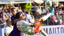 Striker Juventus, Cristiano Ronaldo, melakukan tendangan salto saat melawan Fiorentina pada laga Serie A di Stadion Artemio Franchi, Florence, Sabtu (14/9). Kedua klub bermain imbang 0-0. (AFP/Vincenzo Pinto)