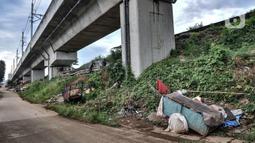 Sejumlah gerobak terparkir di dekat lapak tunawisma di kolong rel dwi ganda atau double-double track (DDT), kawasan Manggarai, Jakarta, Kamis (7/1/2021). Para tunawisma ini baru 3 bulan menetap di bangunan berdinding triplek beralaskan bekas spanduk serta barang bekas. (merdeka.com/Iqbal S. Nugroho)