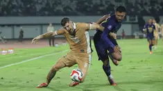 Pemain Dewa United, Nick Anna Maria Francois Kuipers (kiri) berebut bola dengan Rayco Rodriguez Medina (Persita) dalam lanjutan BRI Super League 2025/2026 di Stadion Indomilk Arena, Tangerang, Banten, Kamis (26/2/2026). Dewa United FC menutup derbi Banten dengan kemenangan tipis. (Bola.com/M Iqbal Ichsan)