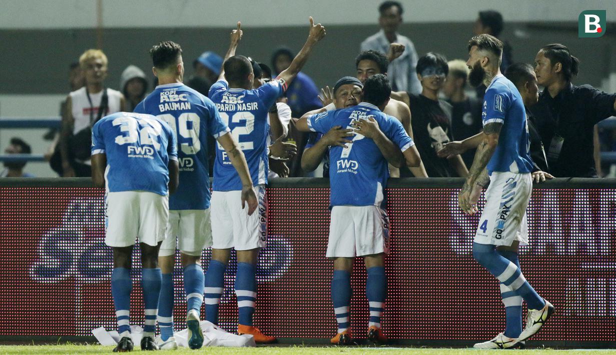 Para pemain Persib Bandung merayakan gol yang dicetak oleh Bojan Malisic ke gawang Persija Jakarta pada laga Liga 1 di Stadion GBLA, Jawa Barat, Minggu (23/9/2018). Persib menang 3-2 atas Persija. (Bola.com/M Iqbal Ichsan)
