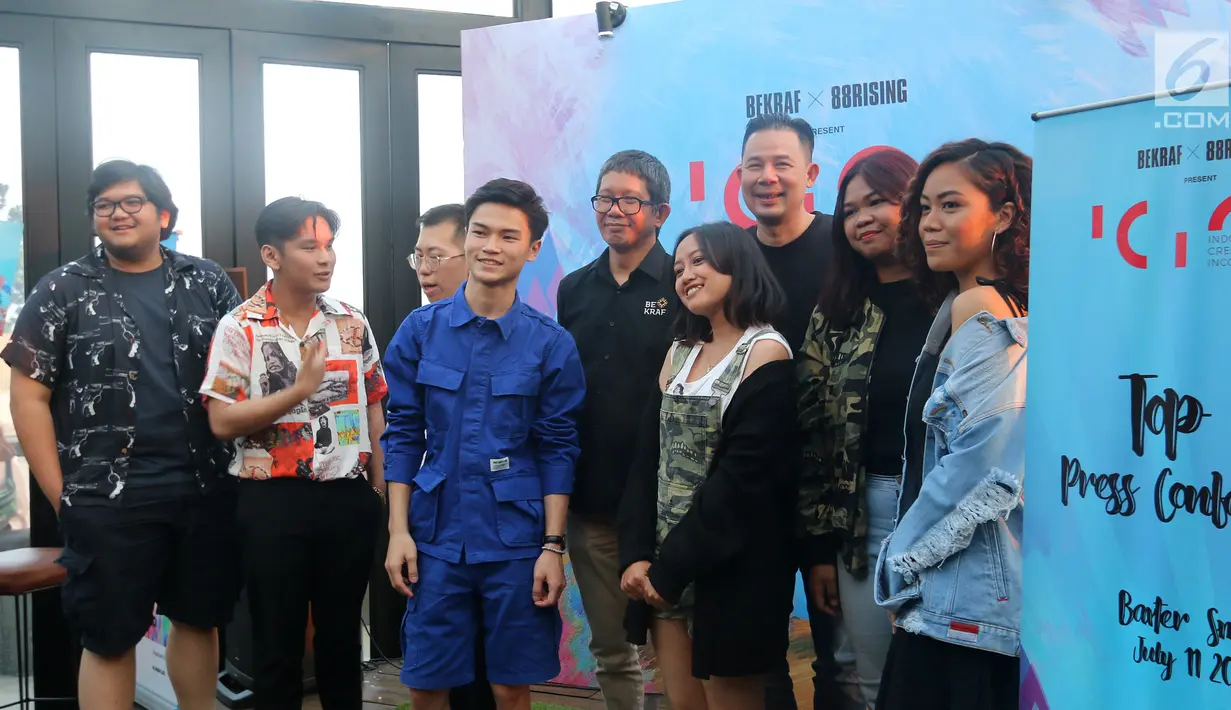 Lima pemenang seleksi ICINC, Artist Manager 88rising Ollie Zhang, Ketua Komite Indonesia Rising Andi Sadha dan Wakil Kepala Bekraf Ricky Pesik foto bersama usai konpers ICINC di Jakarta, Kamis (11/07/2019). Bekraf akan memberangkatkan 5 pemenang ke Los Angeles. (Liputan6.com/Fery Pradolo)
