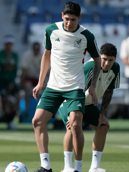 Pemain Meksiko Edson Alvarez mengontrol bola saat latihan jelang melawan Argentina pada pertandingan sepak bola Grup C Piala Dunia 2022 di Jor, Qatar, Jumat (25/11/2022). Meksiko akan menghadapi Argentina pada 27 November 2022. (AP Photo/Moises Castillo)