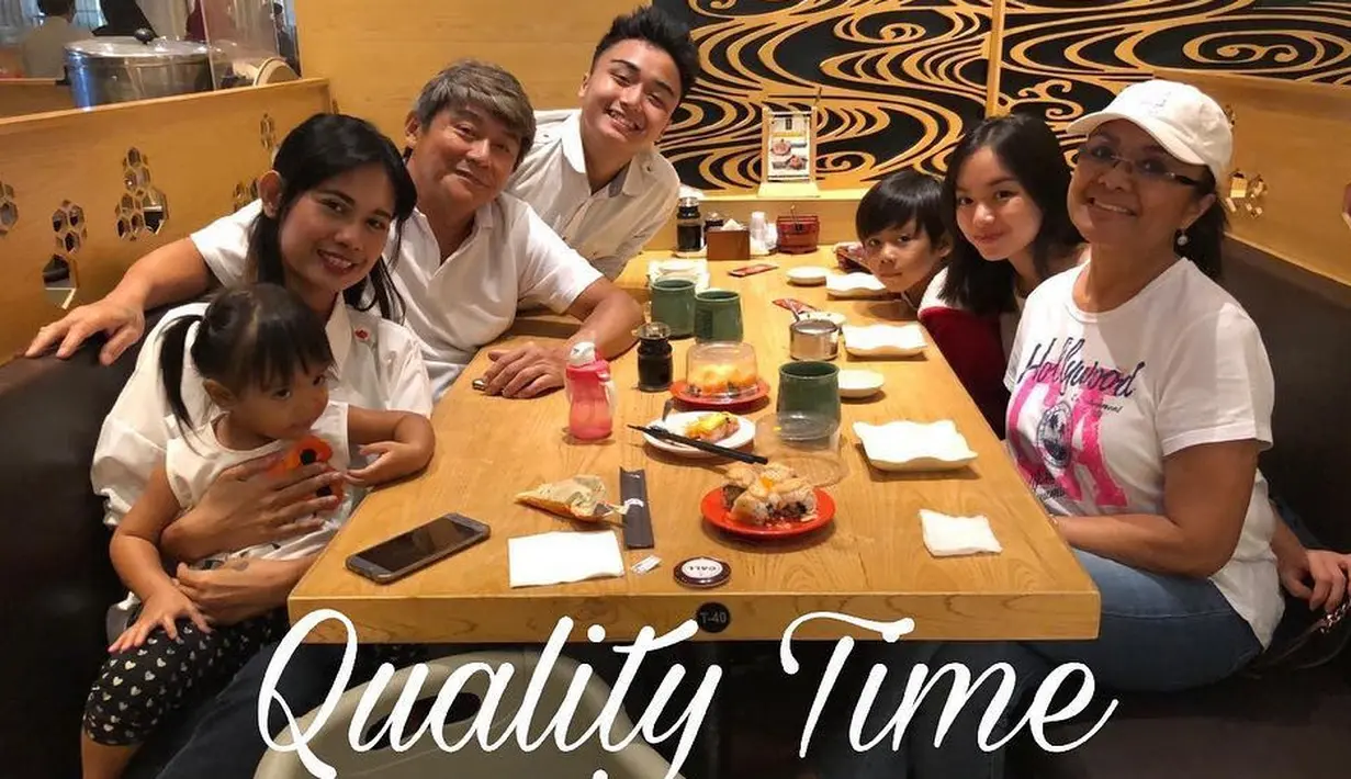 Melalui akun instagramnya, aktor yang bermain film sejak tahun 1977 itu juga kerap membagikan quality time bersama keluarga dan juga mantan istrinya. [Instagram/willydozan777]