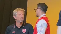Mantan kiper Manchester United (MU), Edwin van der Sar, berbincang dengan penggemar The Red Devils, Ricky Harun, di sela-sela meet and greet bersama United Legends yang berlangsung di Hotel Ritz Charlton, Jakarta, Sabtu (10/10/2026). (Bola.com/Benediktus Gerendo Pradigdo)