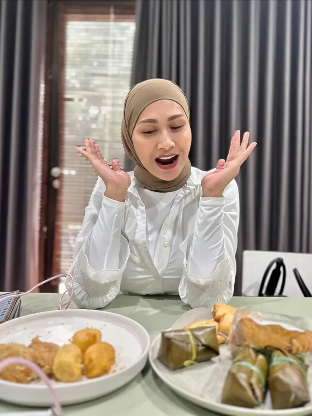 6 Potret Tata Janeeta yang Kerap Tampil Berhijab Usai Lebaran, Banjir Dukungan