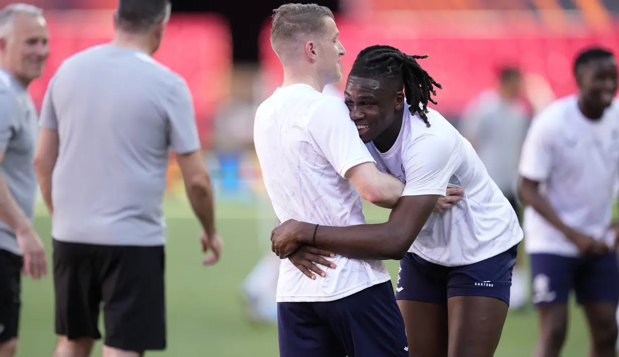 Bek Rangers, Calvin Bassey (kanan) bercanda dengan rekan satu tim selama sesi latihan dengan rekan satu tim di Stadion Ramon Sanchez-Pizjuan di Seville, Spanyol (17/5/2022). Glasgow Rangers dan Eintracht Frankfurt menggelar sesi latihan di stadion jelang final Liga Europa di Seville. (AP Photo/Manu Fernandez)