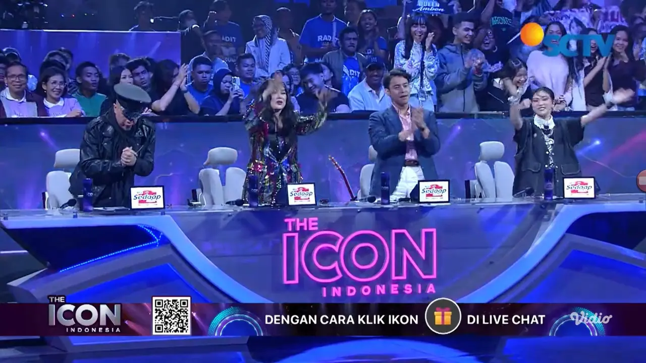 Para Judges memberikan standing ovation pada penampilan duel Felicia (Tangerang) vs Queen (Ambon).