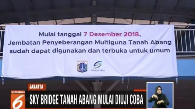 Meskipun masih banyak yang melintas dibawah karena tidak mendapatkan informasi tentang dibukanya skybridge.