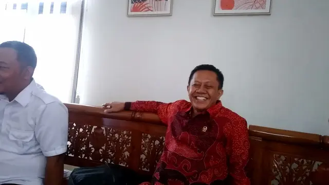 Kades Gondel, Kecamatan Kedungtuban, Kabupaten Blora, Suko Hadiwiyono saat diwawancarai awak media. (Liputan6.com/ Ahmad Adirin)