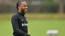 <p>Gelandang Chelsea, Raheem Sterling menghadiri sesi latihan tim di fasilitas pelatihan Chelsea Cobham di Stoke D'Abernon, London (6/3/2023). Duel Chelsea vs Dortmund di leg kedua Liga Champions ini diprediksi akan berjalan sengit. Joao Felix dan kawan-kawan diuntungkan akan bermain di markas sendiri.(AFP/Glyn Kirk)</p>