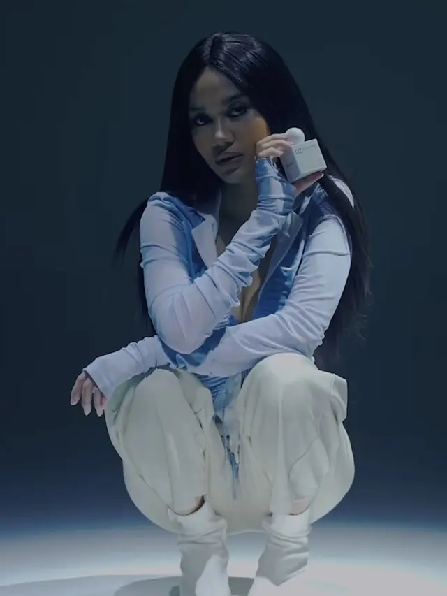 Tampilan Berbeda Azizah Salsha Jadi Bintang Iklan Parfum Milik Rachel Vennya. [@azizahsalsha_]