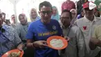 Calon Wakil Presiden Sandiaga Uno melakukan kampanye di kota Bandung. Sandi menyempatkan diri sarapan bubur khas Bandung, bubur Mang Oyo.
