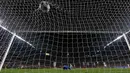 Pemain pengganti Marcelo menambah keunggulan Madrid di menit 118 berkat tendangan keras kaki kiri dari luar kotak penalti, Estadio da Luz, Lisbon, Portugal, Minggu (25/5/2014) dinihari WIB (REUTERS/KAI PFAFFENBACH) 