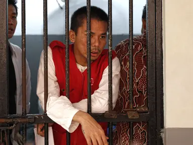 Tersangka mucikari artis, Robbie Abbas (RA) saat akan menjalani sidang perdana di Pengadilan Negeri Jakarta Selatan, Selasa (18/8/2015). Sidang berisi agenda pembacaan dakwaan terkait dugaan sebagai mucikari prostitusi artis. (Liputan6.com/Yoppy Renato)