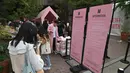 Penggemar mengantre untuk memasuki toko pop-up BTS di Distrik Gangnam, Seoul, Korea Selatan, Jumat (18/10/2019). House of BTS menempati tiga lantai sebuah gedung di kawasan elite Seoul. (Jung Yeon-je/AFP)