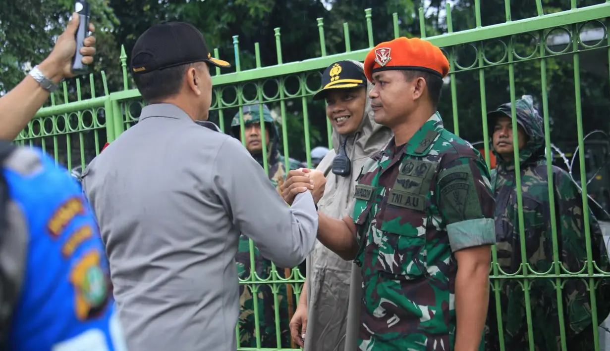 Kapolda Metro Jaya Irjen Pol M Iriawan menyapa personil gabungan yang bersiaga mengamankan aksi 212 di Gedung DPR/MPR, Jakarta Pusat, Selasa (21/2). Iriawan memastikan situasi di sekitar DPR dan Jakarta secara keseluruhan aman dan kondusif (Dok. Istimewa)