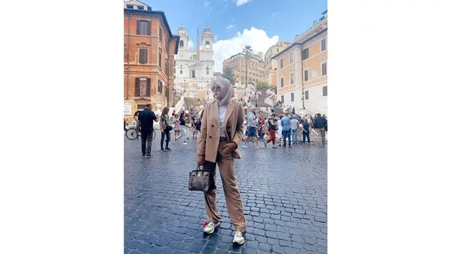 6 Gaya Fashion Olla Ramlan Saat Berlibur di Italia, Modis Banget