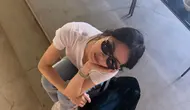 Gaya Terbaru Song Hye Kyo, Effortless dengan Kaos Putih dan Jeans