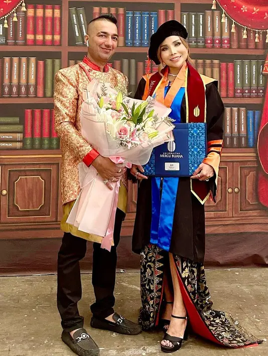 <p>Penyanyi dangdut Eva Belisima baru saja membagikan kabar bahagia. Mantan istri komedian Kiwil itu baru saja menyelesaikan studi S2. Rabu (21/6/2023), Eva didampingi suami Karan Romana, menghadiri acara wisuda S2 yang digelar di ICE BSD, Tangerang. [Instagram/evabelisima_]</p>