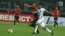 Pemain depan Persija, Bruno Lopes (kiri) berebut bola dengan pemain Bali United, Agus Nova Wiantara di lanjutan Liga 1 Indonesia di Stadion Patriot Candrabhaga, Minggu (21/5). Laga kedua tim berakhir imbang 0-0. (Liputan6.com/Helmi Fithriansyah)