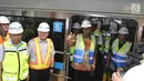 Gubernur DKI Jakarta Anies Baswedan (tengah) saat meninjau kereta MRT di Depo Lebak Bulus, Jakarta, Kamis (12/4). Sebanyak 12 gerbong MRT tahap pertama telah dikirim dari Jepang dan akan diuji coba pada pertengahan Mei nanti. (Liputan6.com/Arya Manggala)