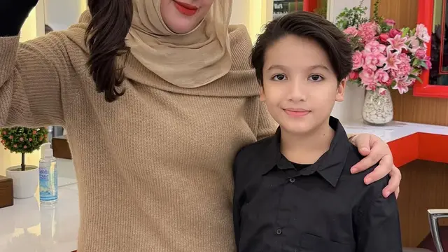 Tasyi Athasyia Bagikan Momen Sang Anak saat Potong Rambut Gondrong. (instagram/tasyiiathasyia)